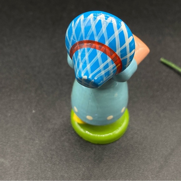 Very Old ERZGEBIRGE German Hand Carved Wooden Girl Holding Yellow Daffodil - Picture 10 of 15